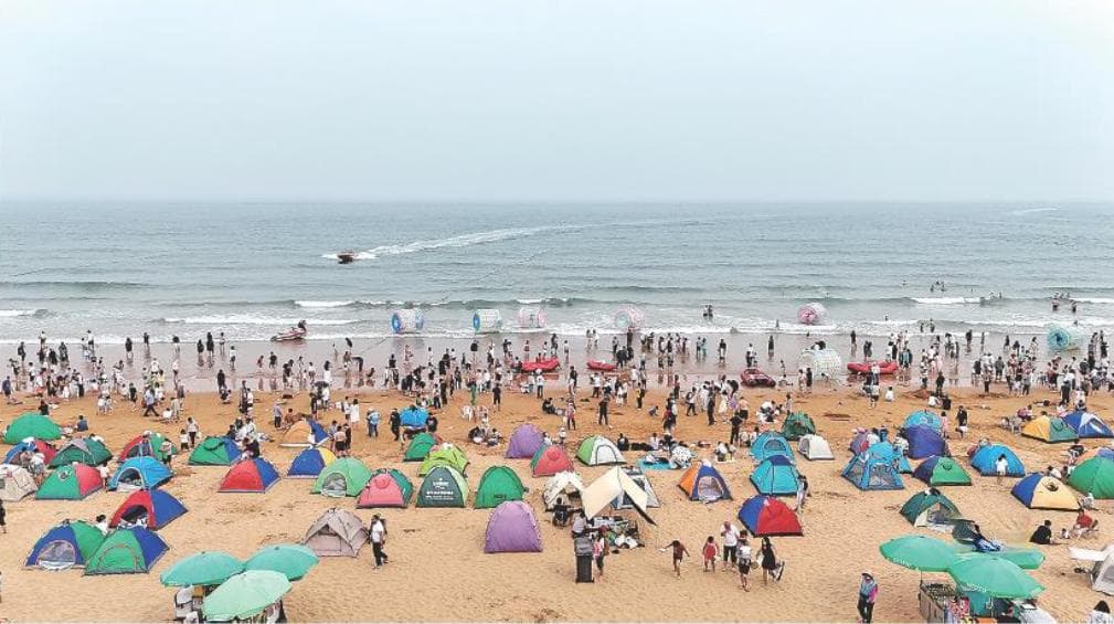 青岛端午旅游火爆：海水浴场迎62万游客，历史城区创新业态引关注