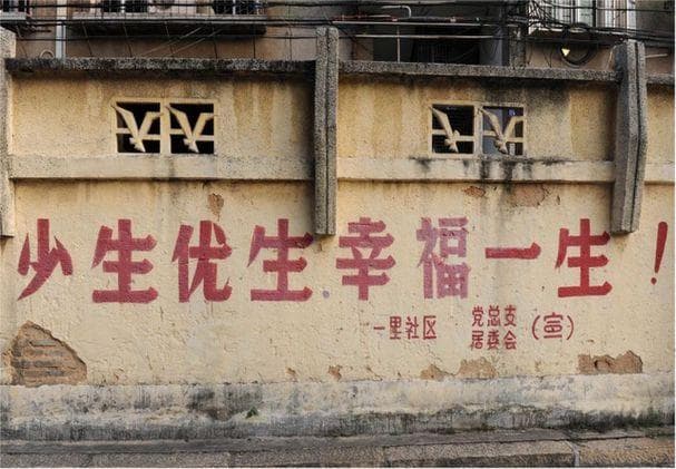 7亿人口要搞计划生育，14亿人口却鼓励生三胎，背后真相是什么？