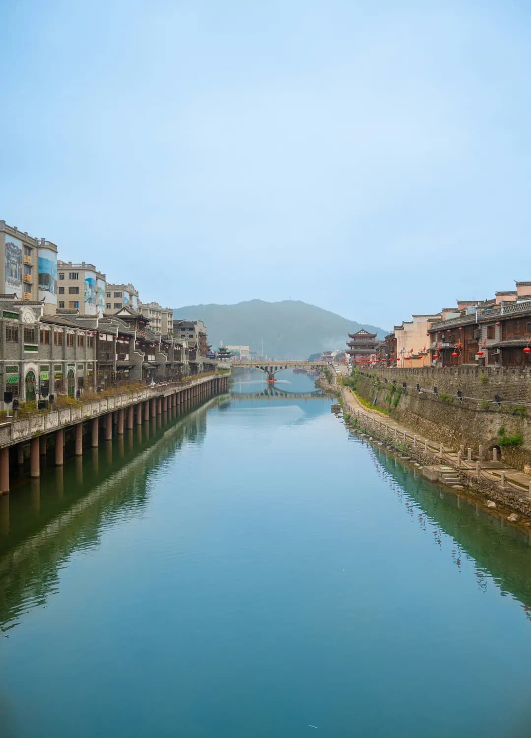 冬游湖南：凤凰古城的文化之旅与芙蓉镇的冰雪世界