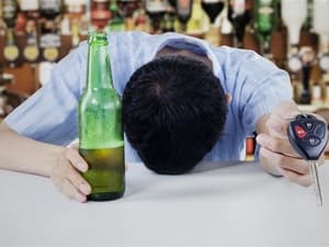 服用异维A酸软胶囊期间饮酒的危害