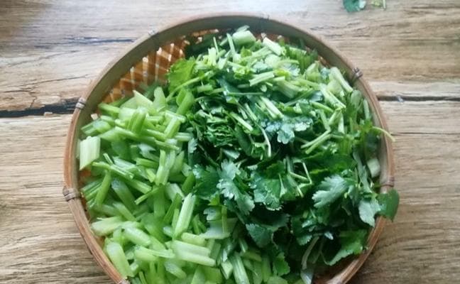 香菜的清洗技巧（教你如何洗干净香菜，保证口感更佳）