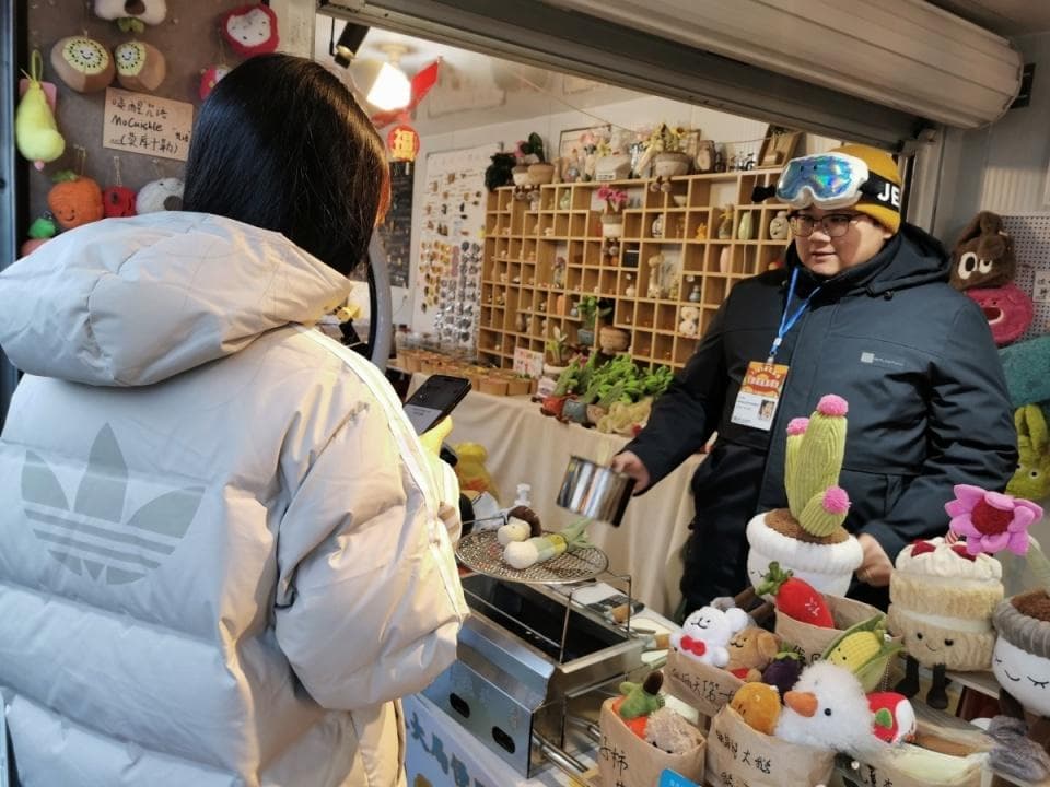情绪值拉满！年轻人爱上"整活"商品