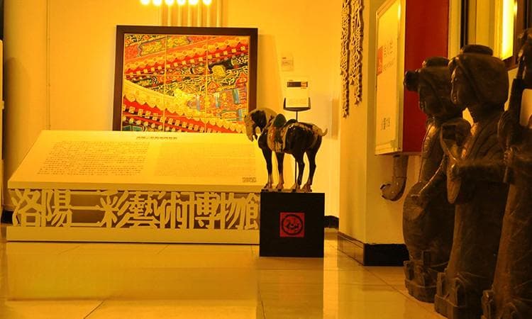 洛阳三彩艺术博物馆：千年瓷都的艺术瑰宝