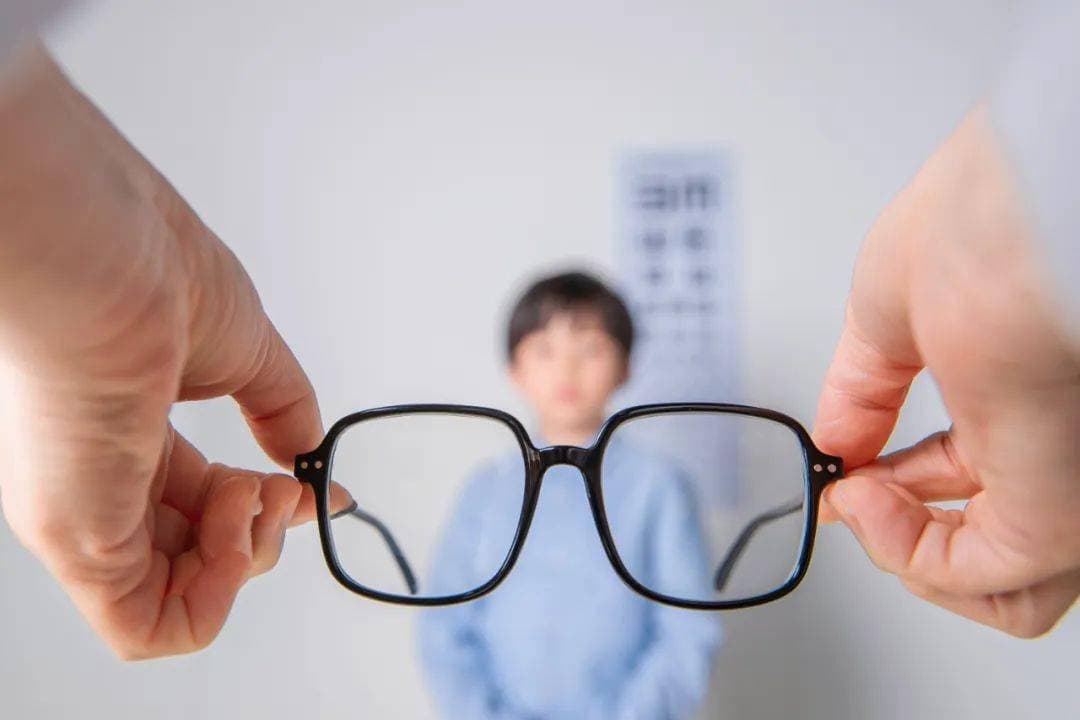 全国近视防控宣传教育月：如何在第一时间发现孩子近视