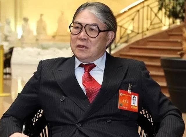 霍家遗产风波：为了儿子霍启刚的前途，霍震霆活得比谁都清醒
