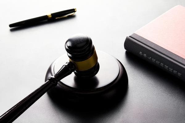 庭审现场惊现少年杀亲悲剧：家庭悲剧背后的心理健康问题