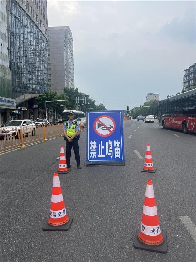 禁鸣标志小移动 降噪效果好多了 考生家长为交警点赞