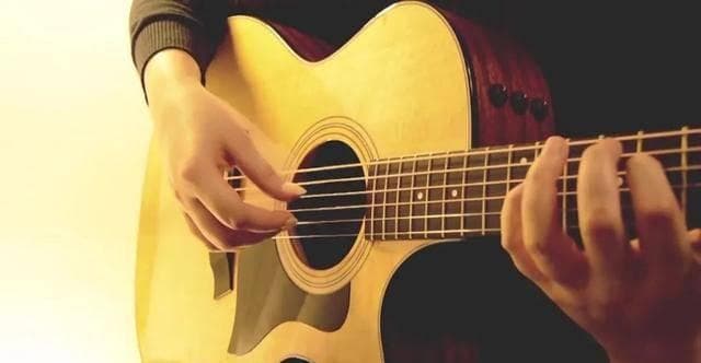 10首经典歌曲教你掌握吉他拍弦技巧