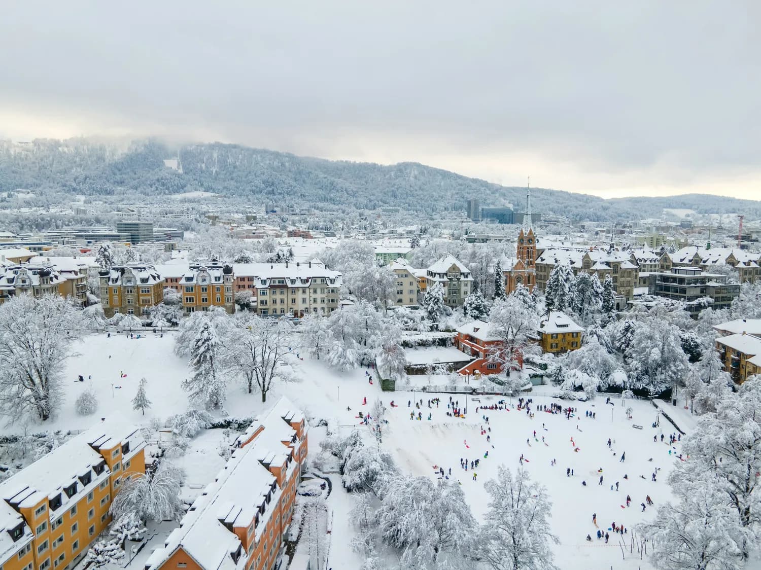 深圳世界之窗新玩法：阿尔卑斯冰雪世界让你“反季玩雪”