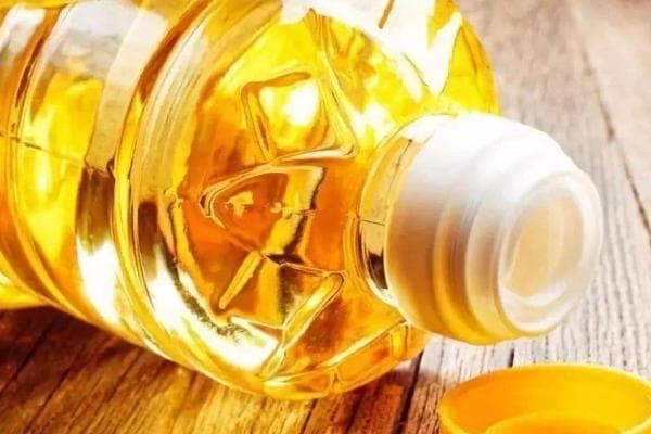 过期色拉油会产生黄曲霉素等毒素，食用存在健康风险