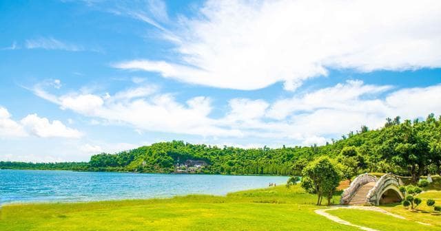 广东湛江湖光岩玛珥湖：记录地球十万年气候变迁的地质奇观