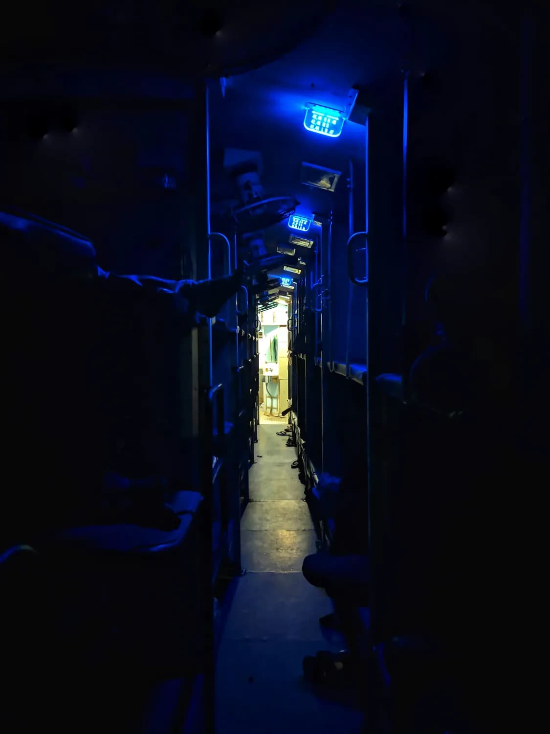 硬卧车厢10点熄灯？这些夜读神器让你不再困扰
