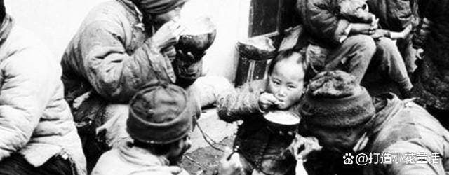 此人施粥不许用盆装，灾民无奈用一种方法，一碗粥比一盆粥都多