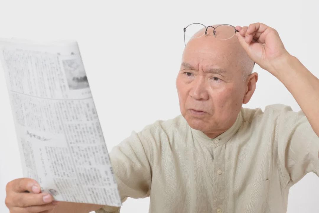 别再让家里的老人戴街边9.9块的老花镜了！