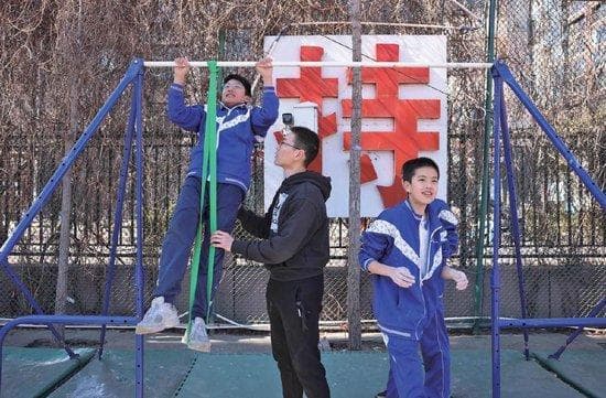 怎样补齐学校体育课和学生体质短板？