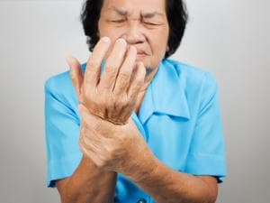 类风湿关节炎治疗全攻略：药物、物理、手术三管齐下