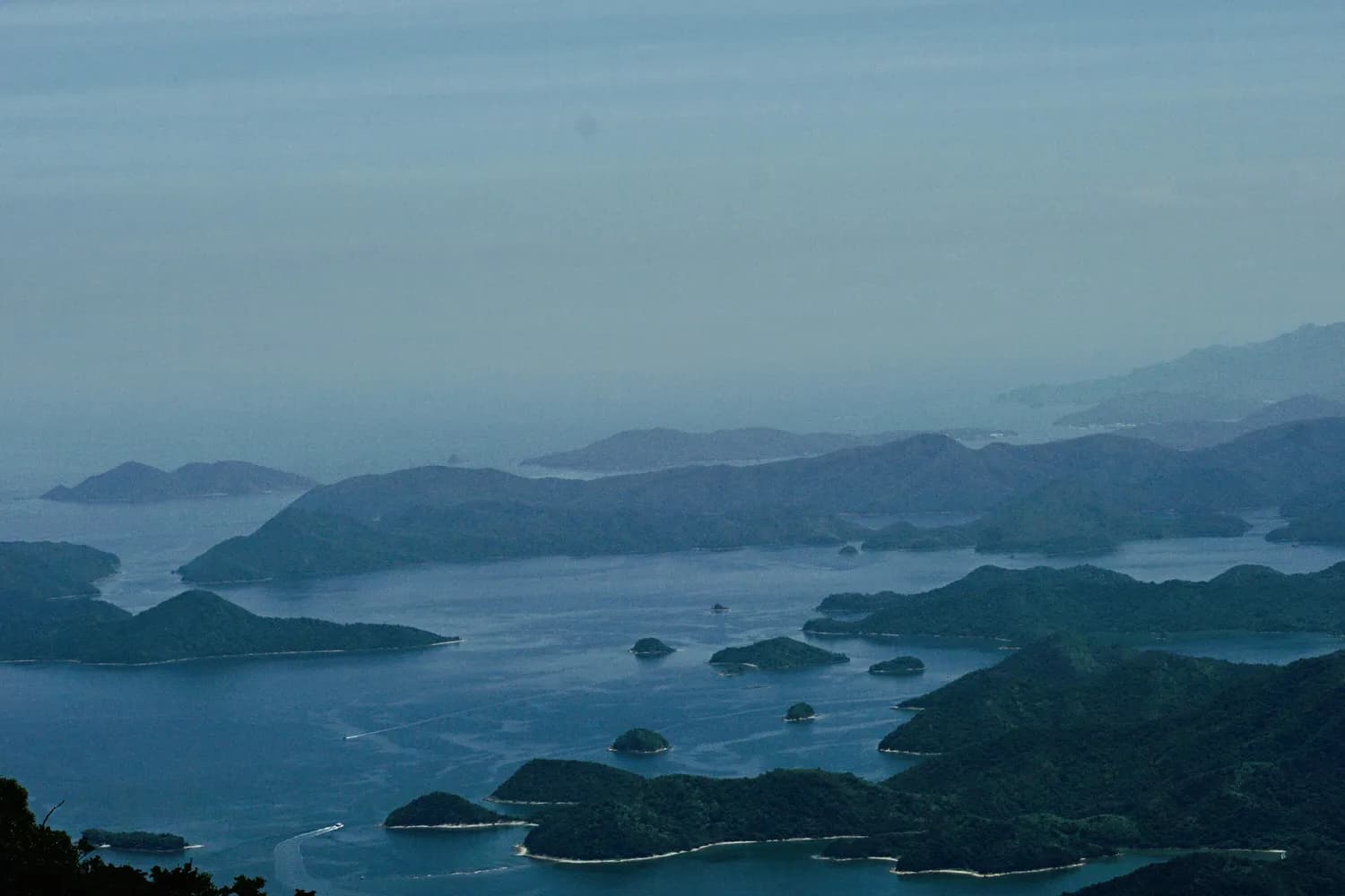 7小时游遍千岛湖三岛，登顶黄山尖赏“天下为公”