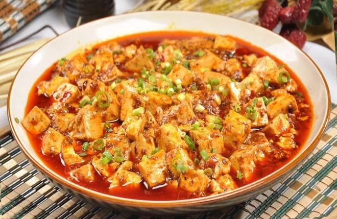 麻婆豆腐：一锅红油，辣得过瘾，麻得舒服