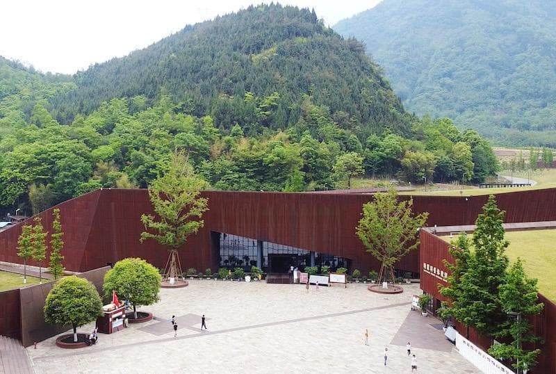 汶川地震遗址上的笑声为何刺耳？