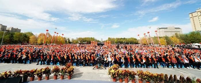 《放歌中国》走进兵团第十师北屯市文艺演出 杨洪基、刘劲助阵