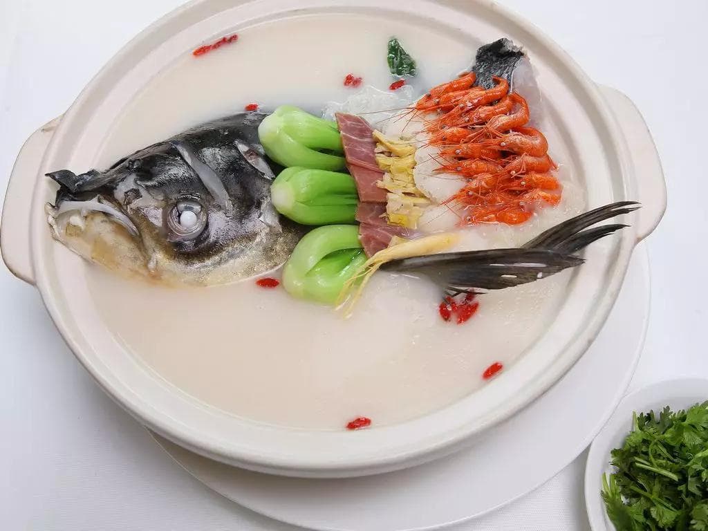 酒店餐具鱼头砂锅，一道让人回味无穷的美食佳肴与文化传承