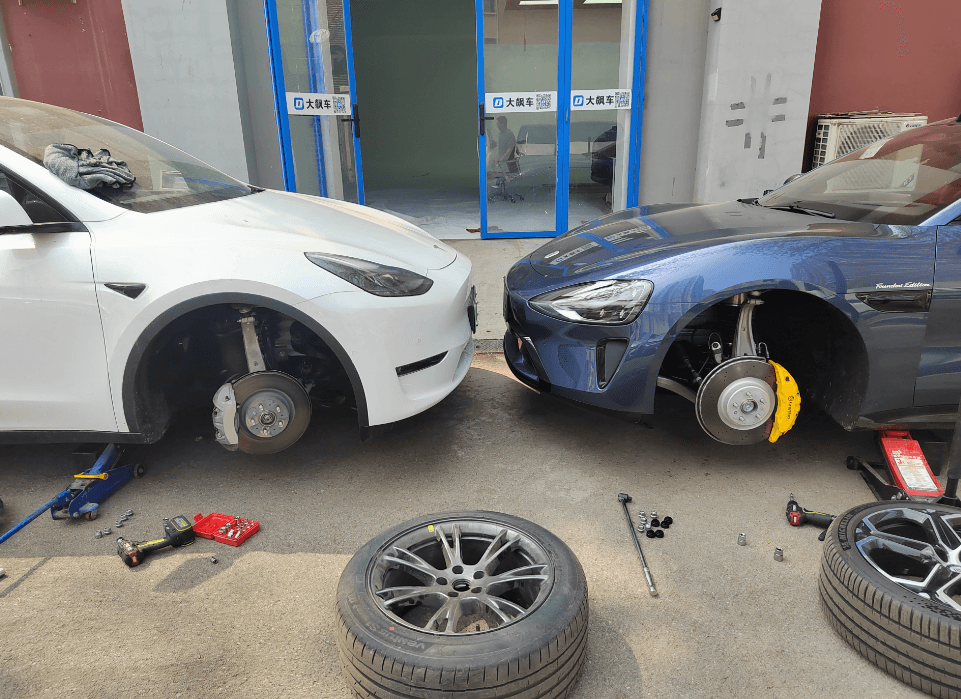 刹车对比拆解！小米SU7对比特斯拉Model Y