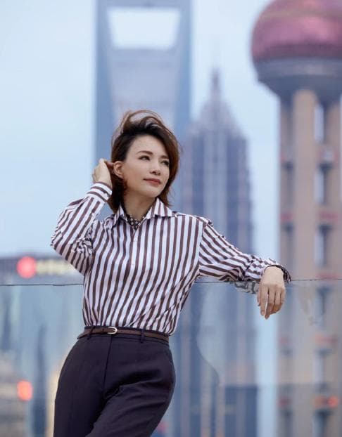 51岁董卿告别央视4年，全力追求自由生活，观众至今仍未放过她