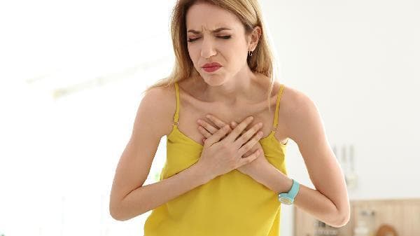 打嗝有食物味道怎么办？原因分析与应对建议