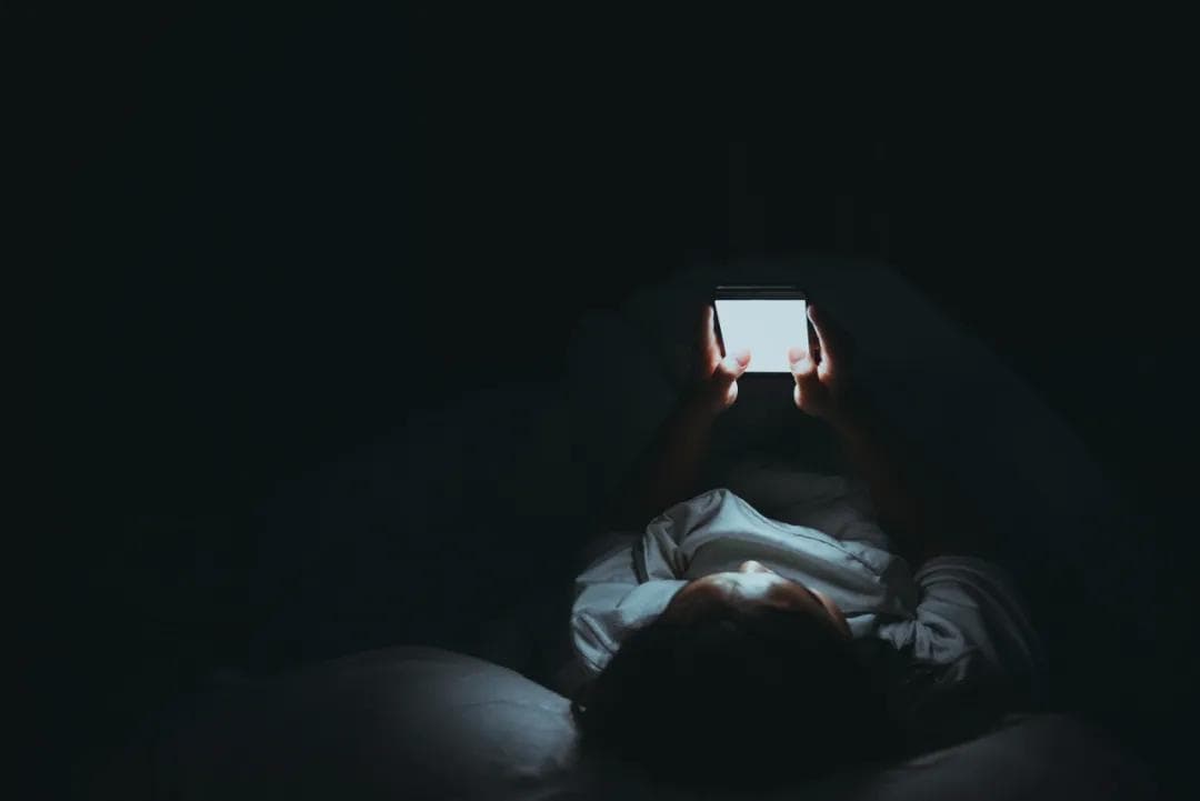 一觉醒来发现发了奇怪微信？揭秘“睡眠短信”现象