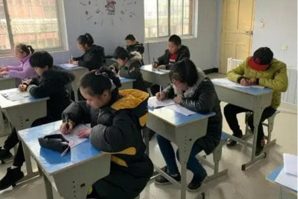 江苏中小学寒假时间调整引发热议：从28天缩至26天，家长吐槽"说好的假期呢"