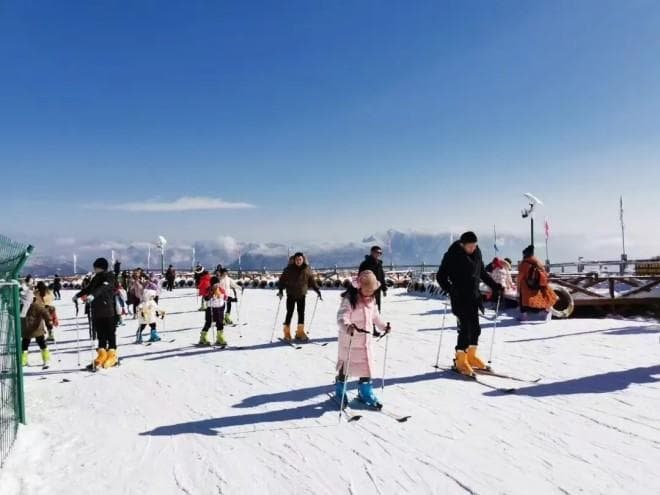 冰雪经济点燃“冬天里的一把火”