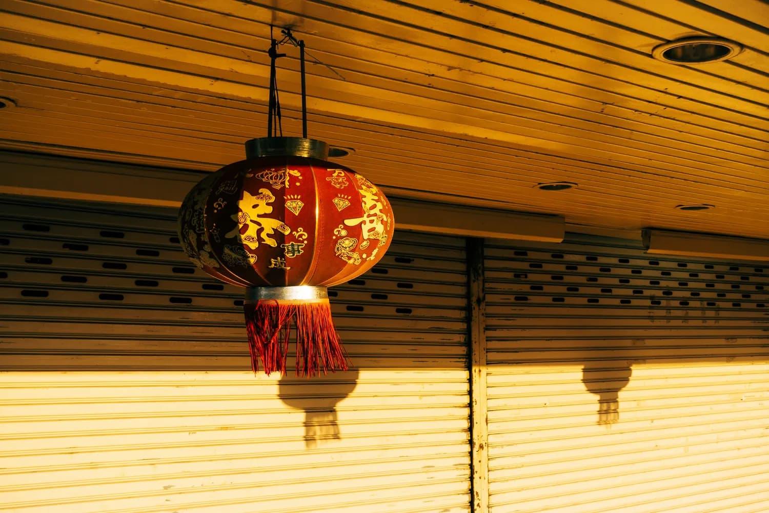 春节灯笼：两千年文化传承的创新之旅