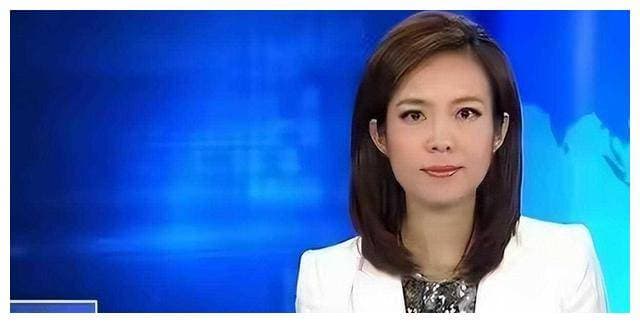 新闻联播主持人为何不低头读稿？提词器技术揭秘央视主播专业素养