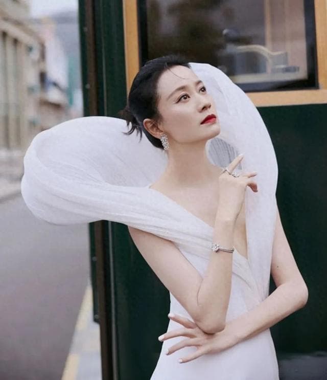 46岁倪虹洁拒绝“身材羞耻”！离婚后背负千万巨债，如今活成爽文大女主