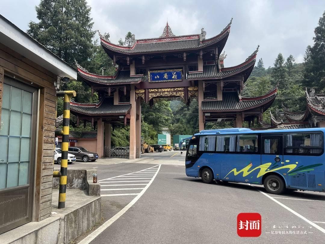 “灭绝师太来都得先交坐车钱” 游客投诉峨眉山强行售卖观光车票 记者探访