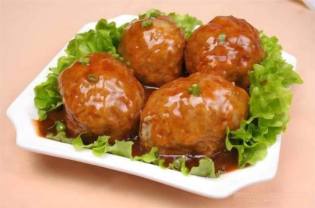 狮子头正宗配方揭秘：圆润饱满，醇厚美味，传统佳肴的烹饪艺术！