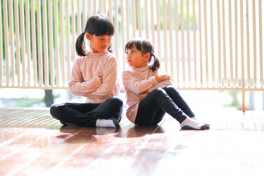 如何处理孩子兄弟姐妹间的争执？10个有效方法让家庭更和谐