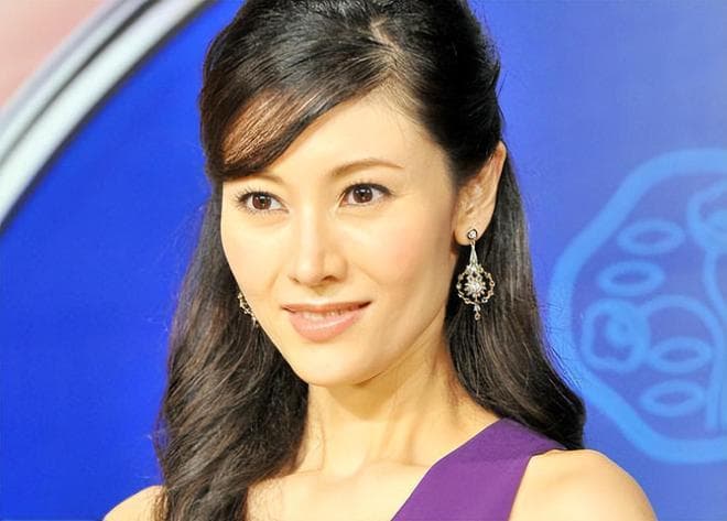 54岁李嘉欣宣布复出，曾传开工价5000万，甘比关之琳也扎堆拍视频