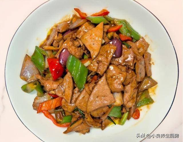 春季，大鱼大肉一边站，这菜要每周吃，营养全面，大人孩子都爱吃