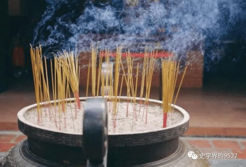 民间烧香的时候，为啥要烧三炷香？三炷香分别代表什么意思？