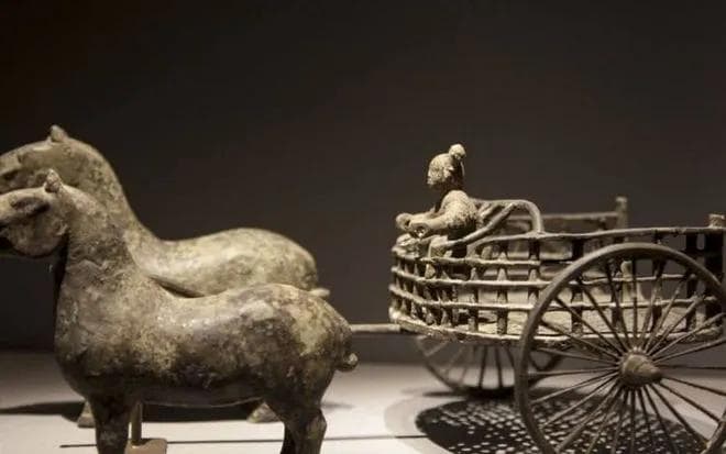 古代马车的等级制度：空间方位与数量差异