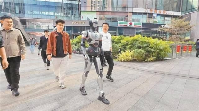 深圳经济挑大梁：跃过4个“万亿”，拿下3座“首城”