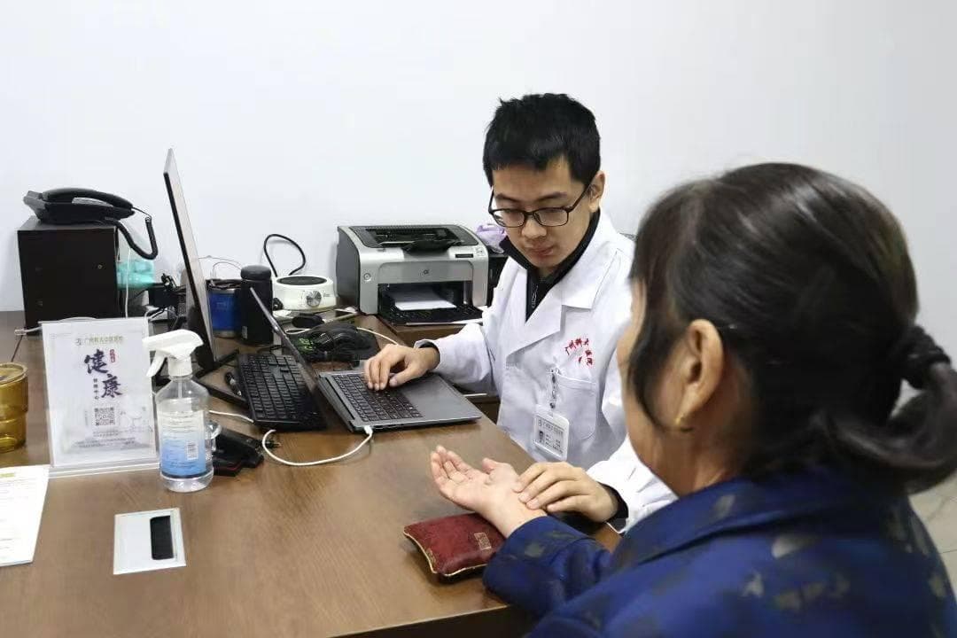 “大量喝水”是错的？医生警告：老年人，喝水应该尽量注意这几点