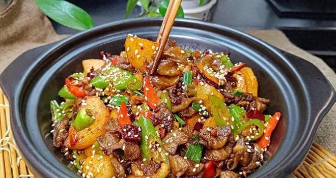 如何在家做“干锅肥肠”？教你做法自己在家做