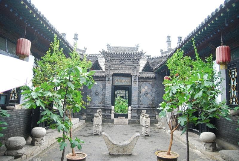 如何选择合适的专业人士解决房屋漏水问题？
