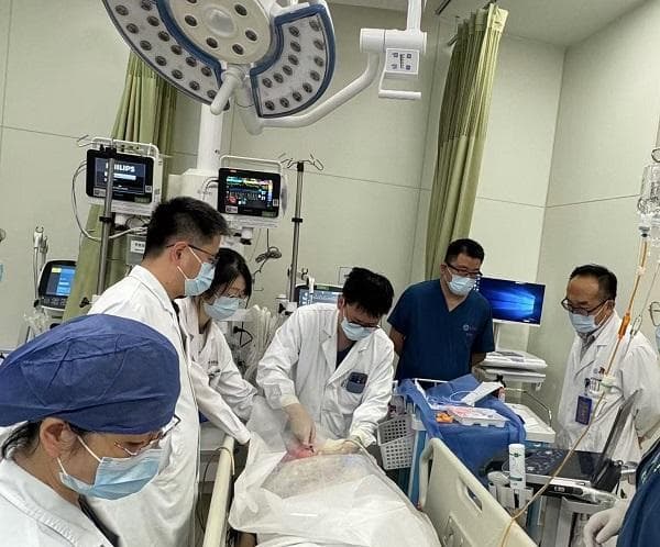 危！车祸意外命悬一线…遭遇严重创伤，新华医院急救绿色通道分秒必争守护生命