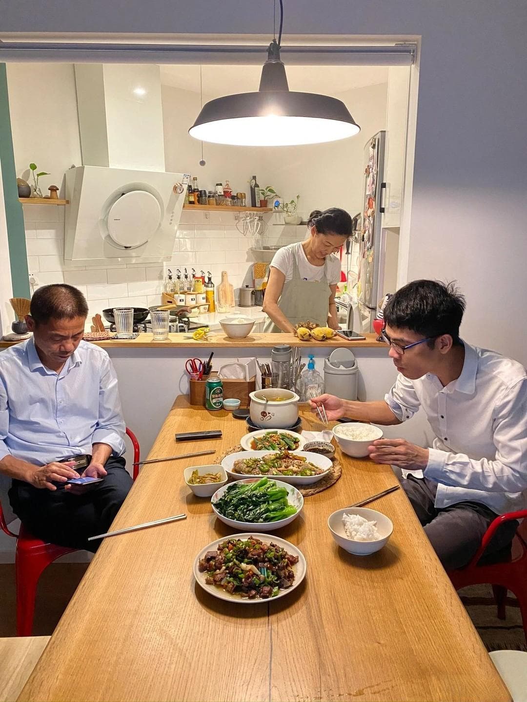 风靡一时的客厅大长桌，为何跌下神坛？只因这5个问题太突出！