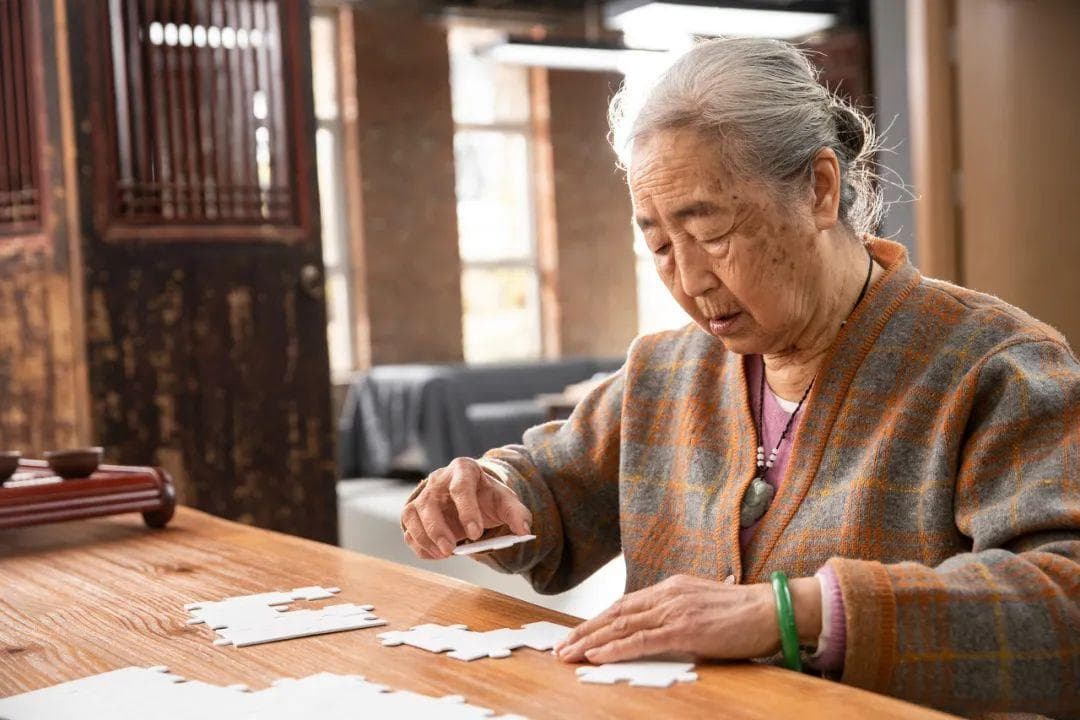 白发显老？医生提醒：60岁后，这4种情况最好别染发，保护健康才是关键