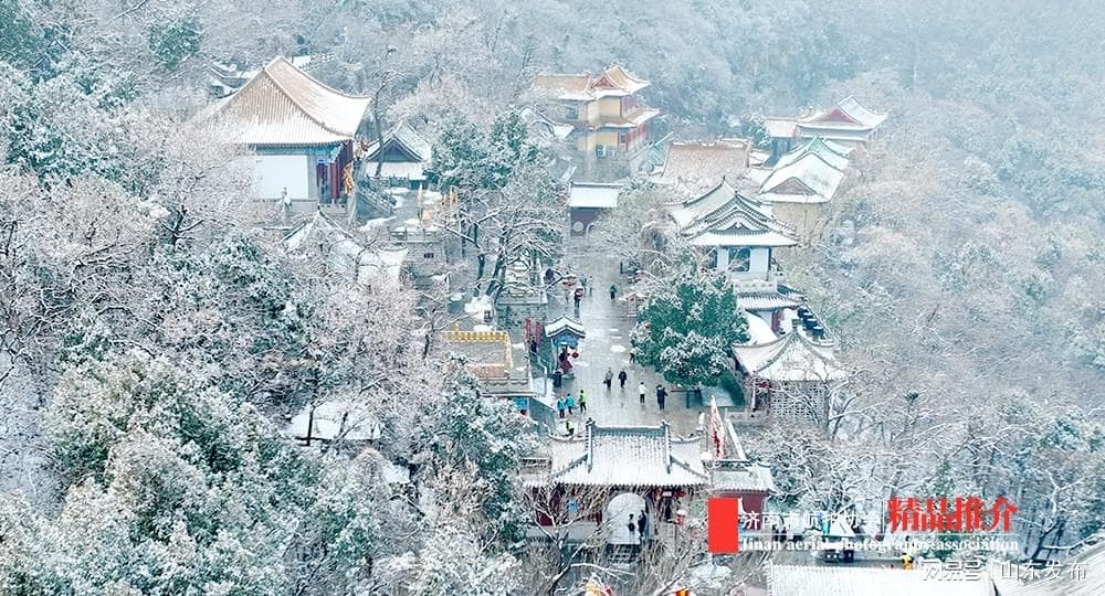 济南迎来新春首雪 千佛山呈现雪后山南山北独特景观