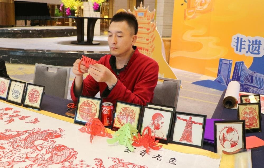 28年坚守，武汉剪纸传承人金俊安让非遗“出圈”
